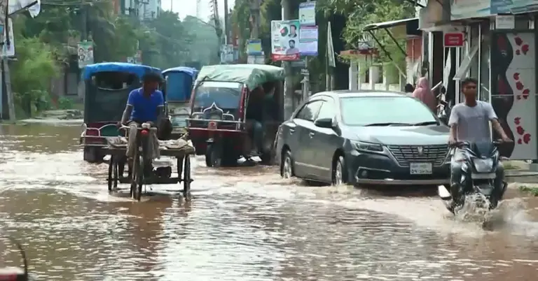 খানাখন্দ আর জলাবদ্ধতার মধ্যে যানবাহন চলাচল করছে